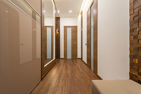 photo d'un couloir aux tons clairs et bois foncé